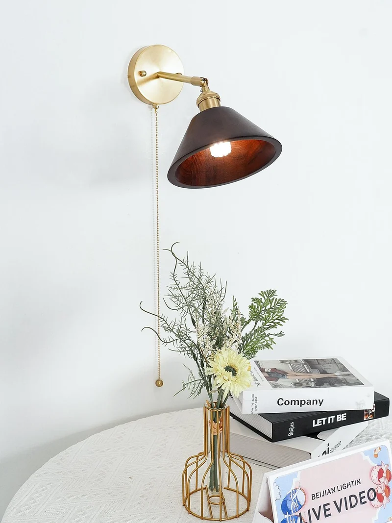 Vintage Wandlamp met Walnoothouten Kap en Messing Armatuur – Dubbele Schakelaar Design | Sansoti