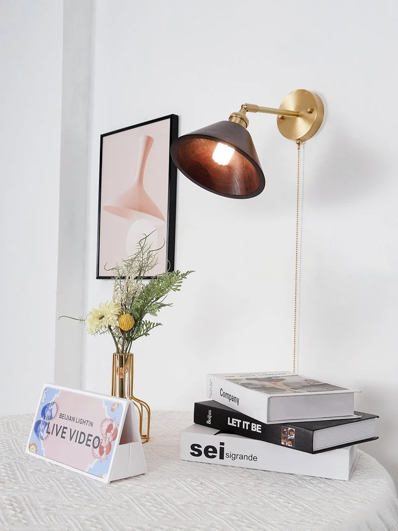 Vintage Wandlamp met Walnoothouten Kap en Messing Armatuur – Dubbele Schakelaar Design | Sansoti