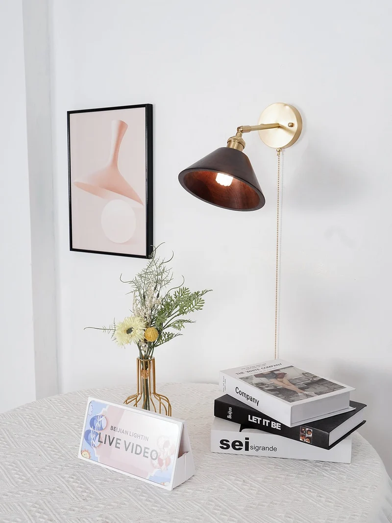Vintage Wandlamp met Walnoothouten Kap en Messing Armatuur – Dubbele Schakelaar Design | Sansoti