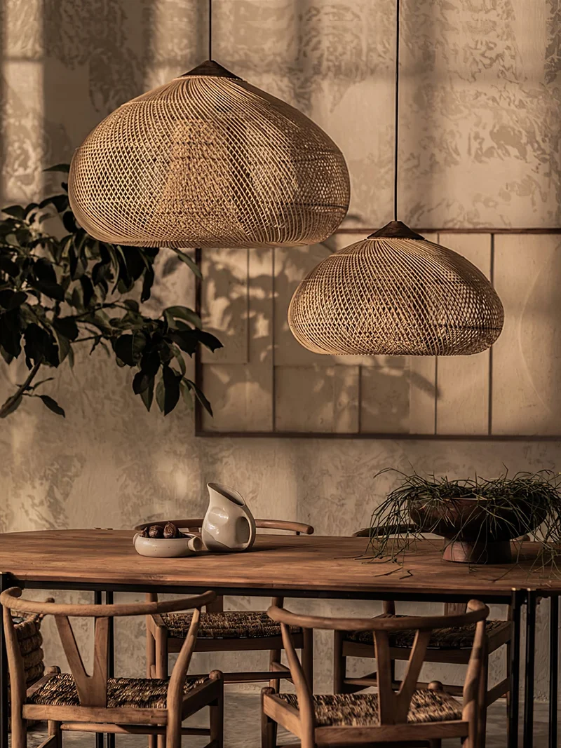 Handgevlochten Rotan Hanglamp – Javaanse Vlechtkunst in 4 Vormen & 3 Maten – Naturel of Zwart Rotan – E26/E27 Fitting – Scandinavisch Woonlicht | Sansoti