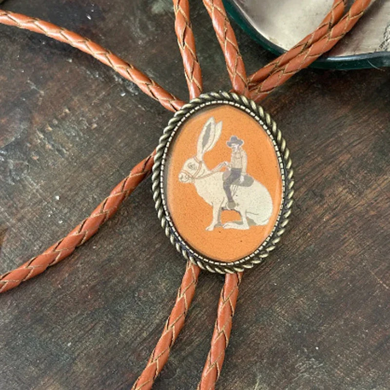 Western Bolo Tie met Kikker en Banjo Motief – Verstelbaar Leren Stropdas voor Authentieke Cowboystijl | Sansoti