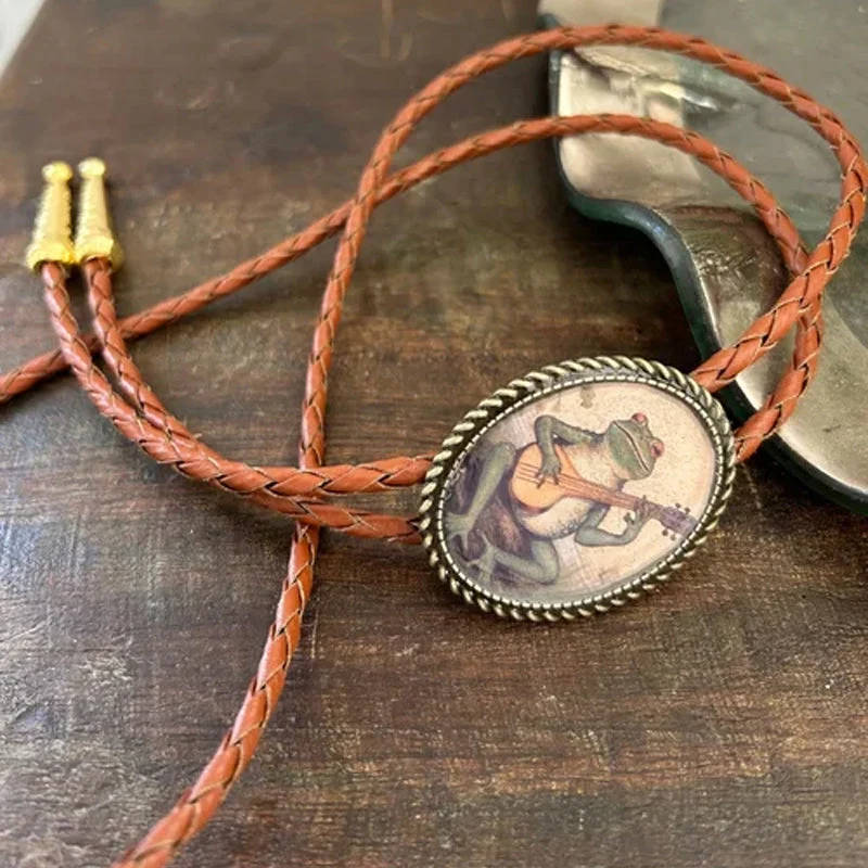 Western Bolo Tie met Kikker en Banjo Motief – Verstelbaar Leren Stropdas voor Authentieke Cowboystijl | Sansoti