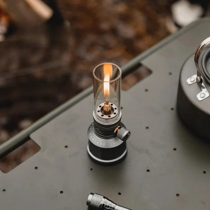 Vintage Campinglamp op Butaan met Verstelbare Vlam – Compact Buitenlicht voor Wandelaars en Avonturiers | Sansoti