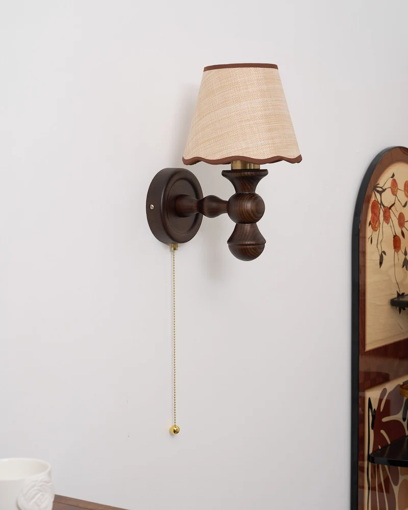 Wandlamp met golvende stoffen kap – Walnoot en beige vintage wandverlichting voor slaapkamer en gang | Sansoti