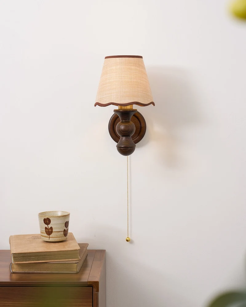 Wandlamp met golvende stoffen kap – Walnoot en beige vintage wandverlichting voor slaapkamer en gang | Sansoti