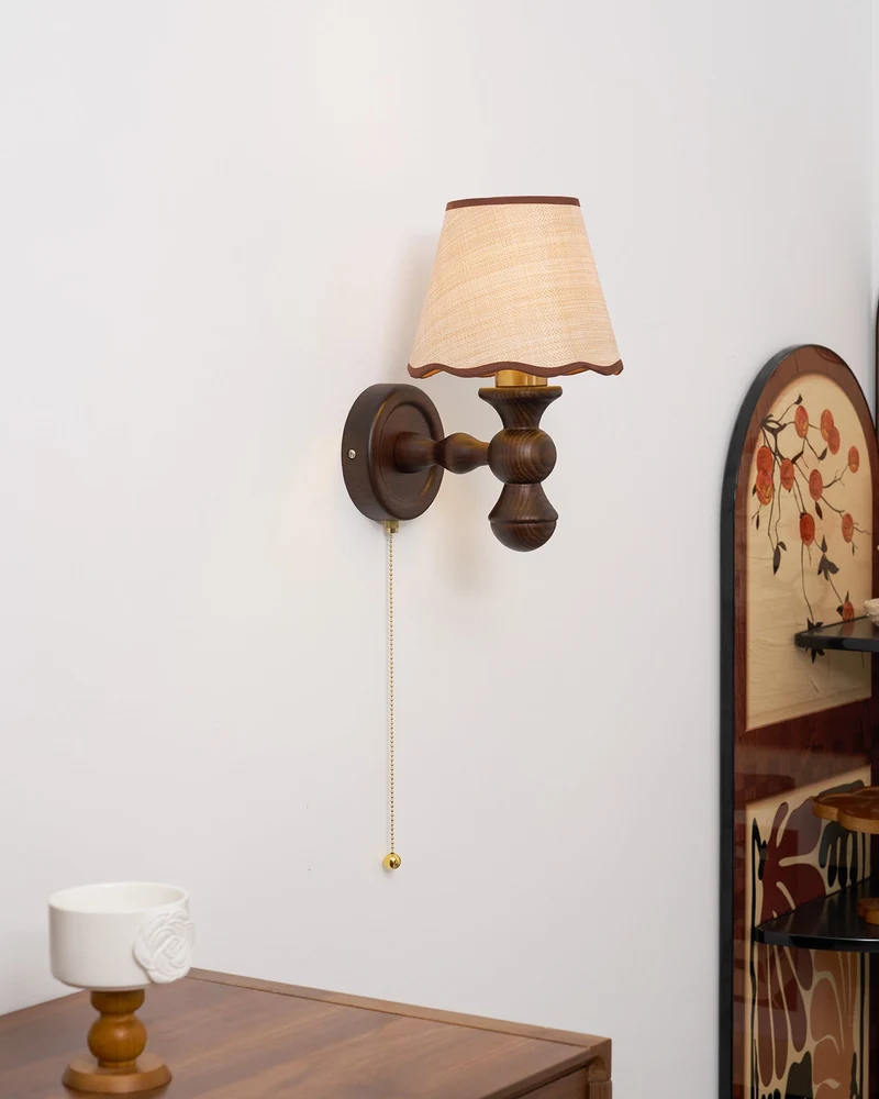 Wandlamp met golvende stoffen kap – Walnoot en beige vintage wandverlichting voor slaapkamer en gang | Sansoti