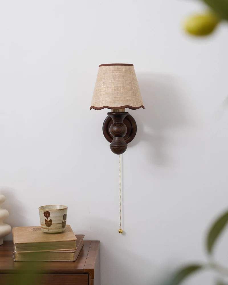Wandlamp met golvende stoffen kap – Walnoot en beige vintage wandverlichting voor slaapkamer en gang | Sansoti