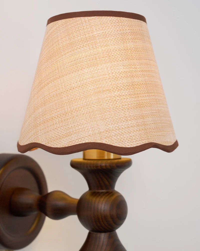 Wandlamp met golvende stoffen kap – Walnoot en beige vintage wandverlichting voor slaapkamer en gang | Sansoti