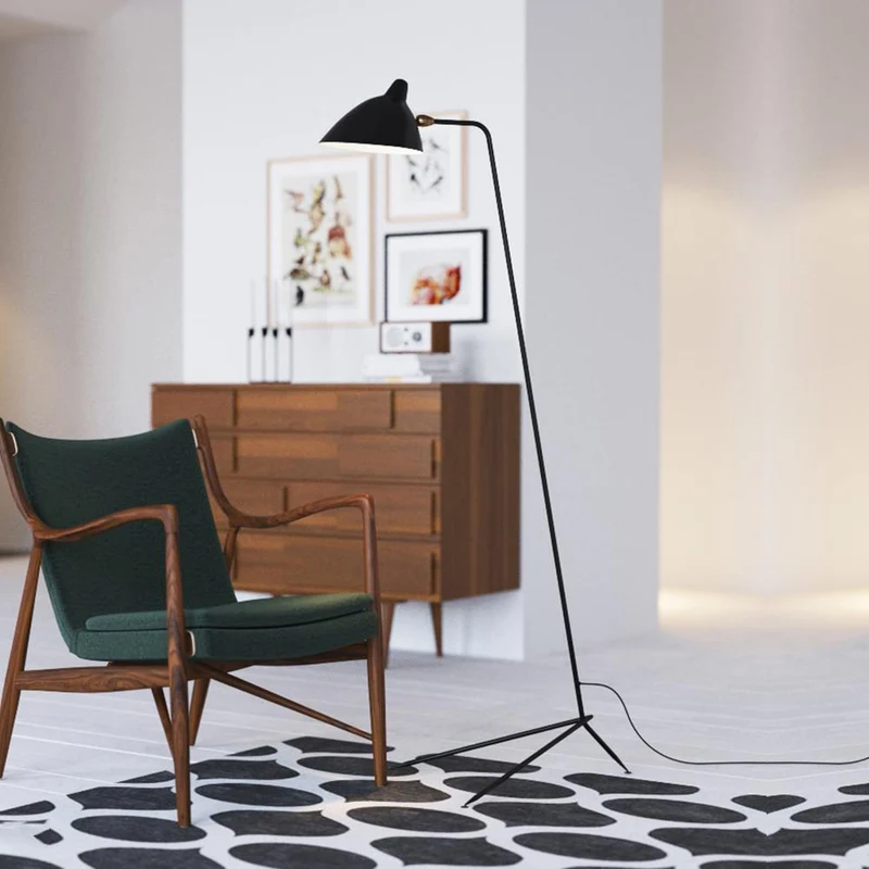 Industriële Vloerlamp Zwart Mat met Messing Accenten — Verstelbare Spot op Tripod Basis — E26/E27 fitting tot 40W — Scandinavisch Design voor Woonkamer & Leeshoek | Sansoti