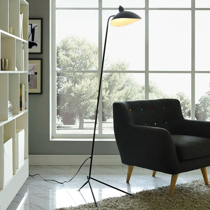 Industriële Vloerlamp Zwart Mat met Messing Accenten — Verstelbare Spot op Tripod Basis — E26/E27 fitting tot 40W — Scandinavisch Design voor Woonkamer & Leeshoek | Sansoti