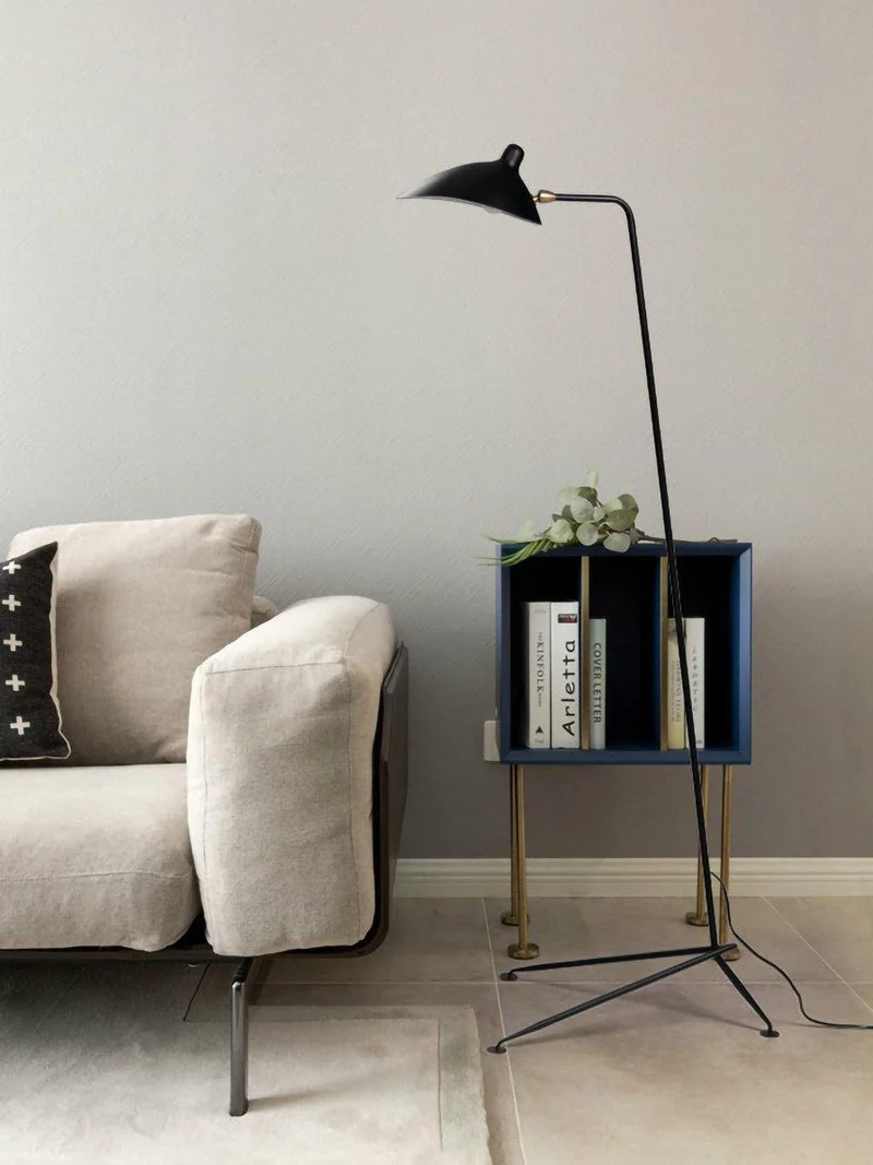 Industriële Vloerlamp Zwart Mat met Messing Accenten — Verstelbare Spot op Tripod Basis — E26/E27 fitting tot 40W — Scandinavisch Design voor Woonkamer & Leeshoek | Sansoti