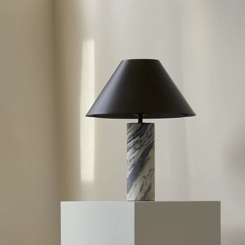 Marmeren Tafellamp met Zwarte Stoffen Kap — Natuursteen Voet Wit Marmer Textielkap — Decoratieve Verlichting voor Slaapkamer Woonkamer Bureau Nachtkastje | Sansoti
