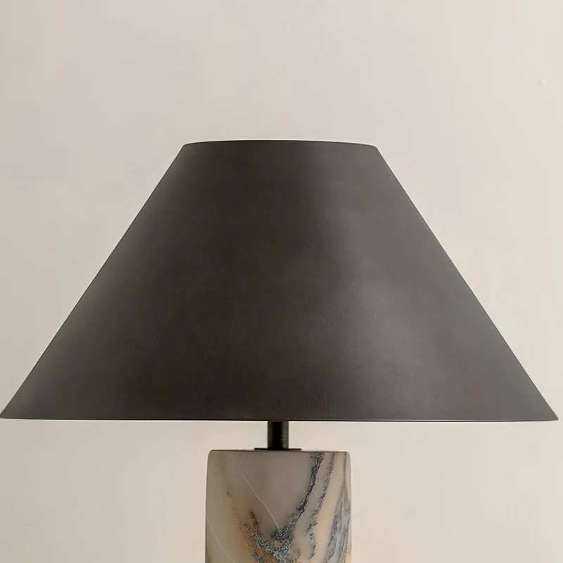 Marmeren Tafellamp met Zwarte Stoffen Kap — Natuursteen Voet Wit Marmer Textielkap — Decoratieve Verlichting voor Slaapkamer Woonkamer Bureau Nachtkastje | Sansoti
