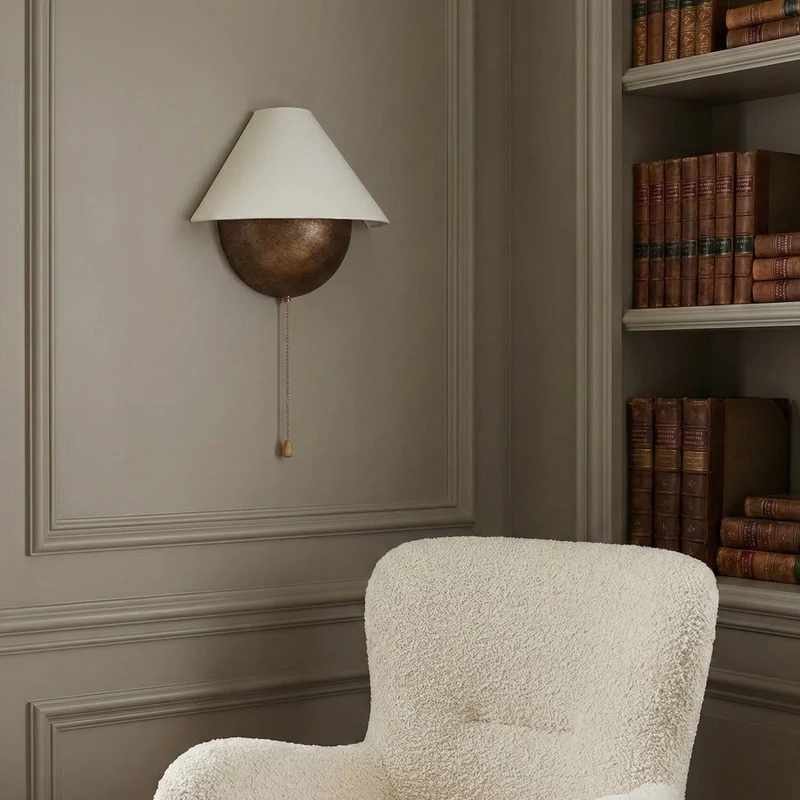 Wandlamp Half-Sphere met Stoffen Kap – Messing Trekschakelaar & Handbewerkt Ijzer voor Slaapkamer en Leeshoek | Sansoti