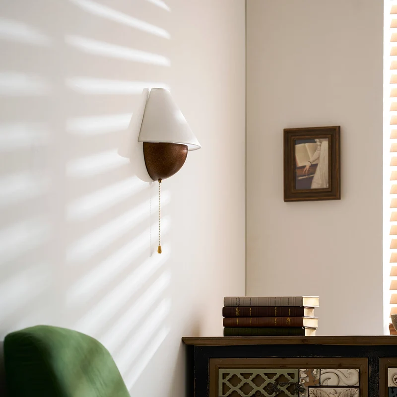 Wandlamp Half-Sphere met Stoffen Kap – Messing Trekschakelaar & Handbewerkt Ijzer voor Slaapkamer en Leeshoek | Sansoti