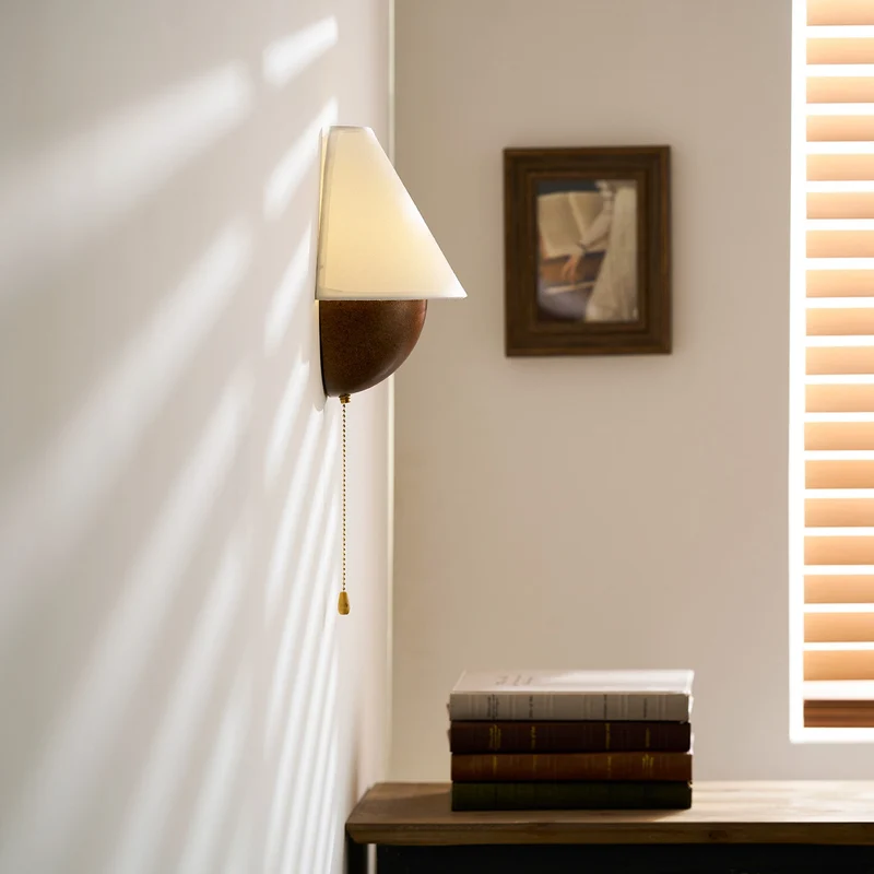Wandlamp Half-Sphere met Stoffen Kap – Messing Trekschakelaar & Handbewerkt Ijzer voor Slaapkamer en Leeshoek | Sansoti