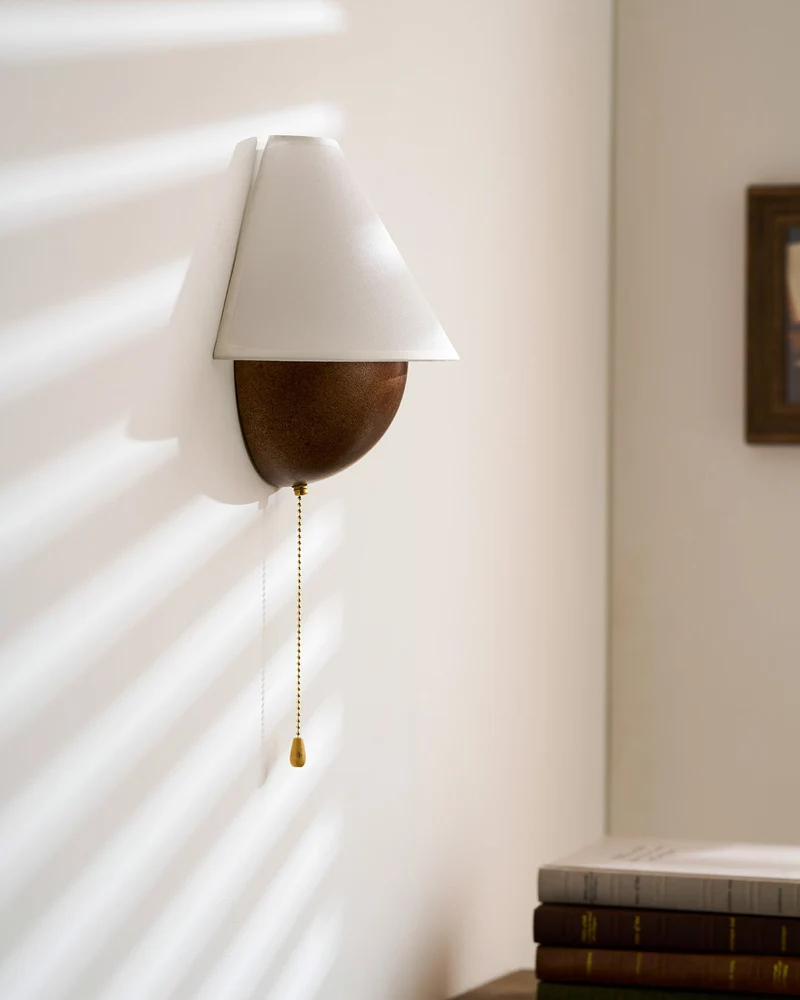 Wandlamp Half-Sphere met Stoffen Kap – Messing Trekschakelaar & Handbewerkt Ijzer voor Slaapkamer en Leeshoek | Sansoti