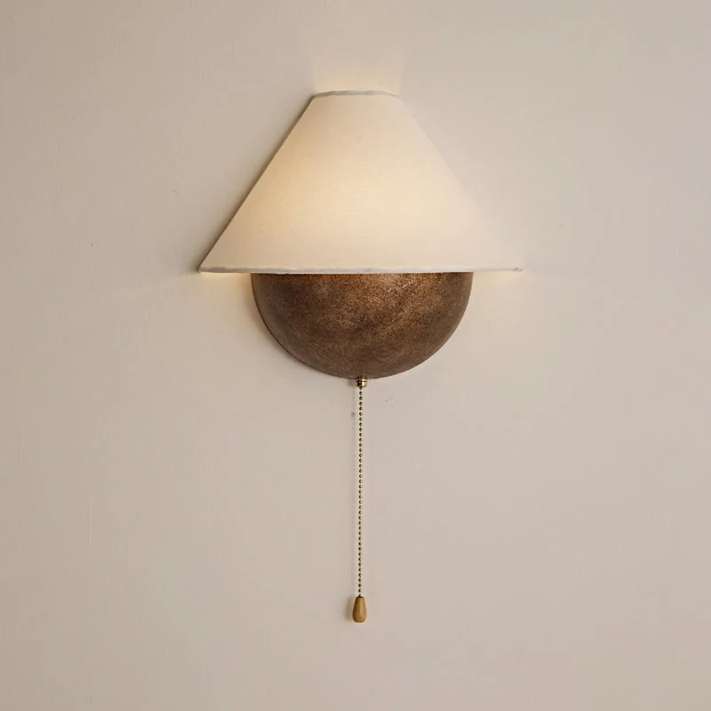 Wandlamp Half-Sphere met Stoffen Kap – Messing Trekschakelaar & Handbewerkt Ijzer voor Slaapkamer en Leeshoek | Sansoti