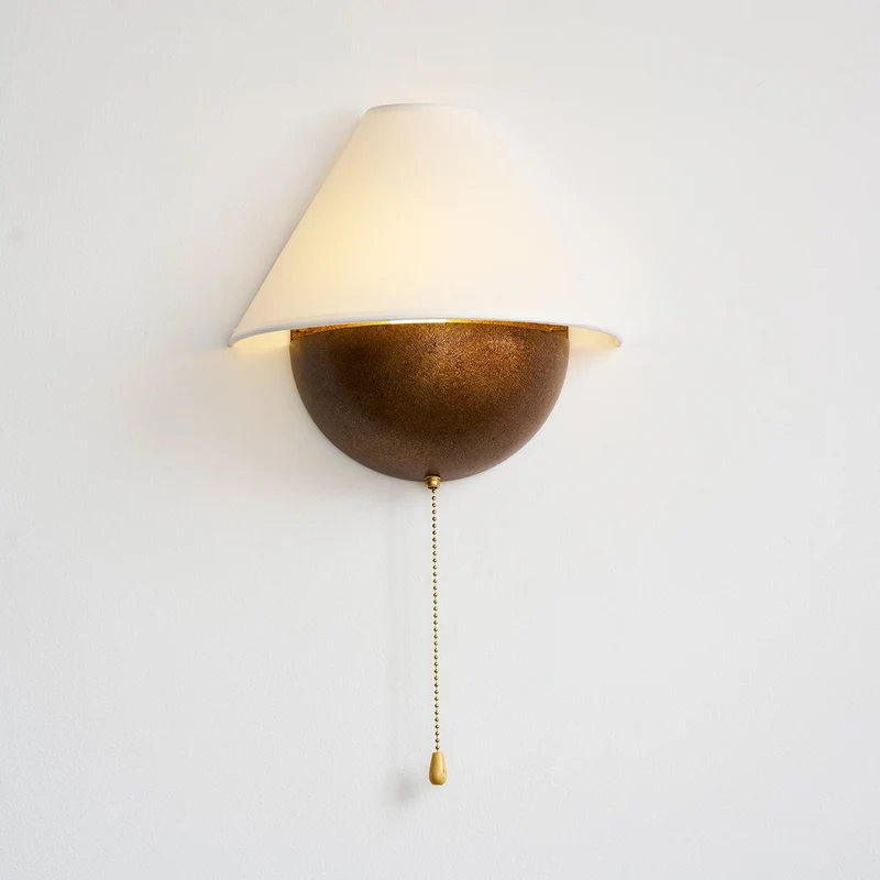 Wandlamp Half-Sphere met Stoffen Kap – Messing Trekschakelaar & Handbewerkt Ijzer voor Slaapkamer en Leeshoek | Sansoti