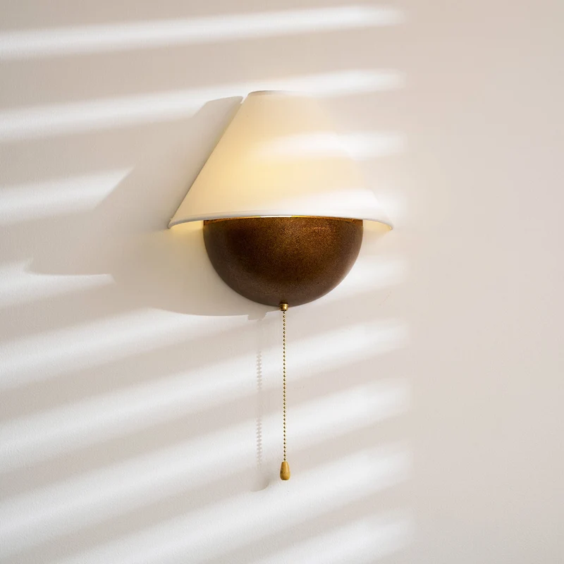 Wandlamp Half-Sphere met Stoffen Kap – Messing Trekschakelaar & Handbewerkt Ijzer voor Slaapkamer en Leeshoek | Sansoti