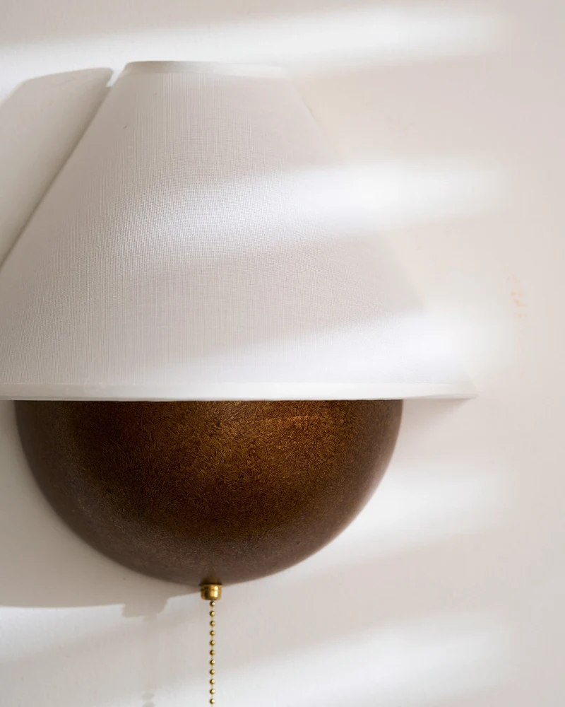 Wandlamp Half-Sphere met Stoffen Kap – Messing Trekschakelaar & Handbewerkt Ijzer voor Slaapkamer en Leeshoek | Sansoti
