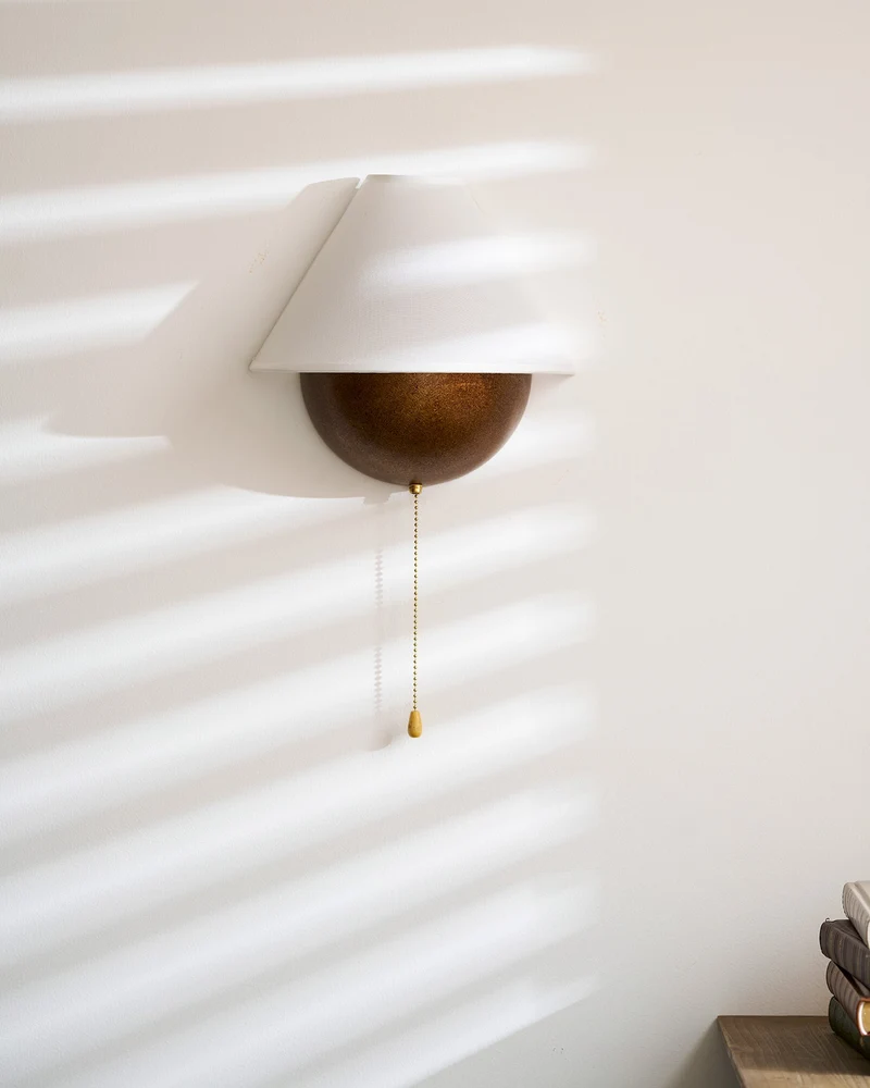 Wandlamp Half-Sphere met Stoffen Kap – Messing Trekschakelaar & Handbewerkt Ijzer voor Slaapkamer en Leeshoek | Sansoti