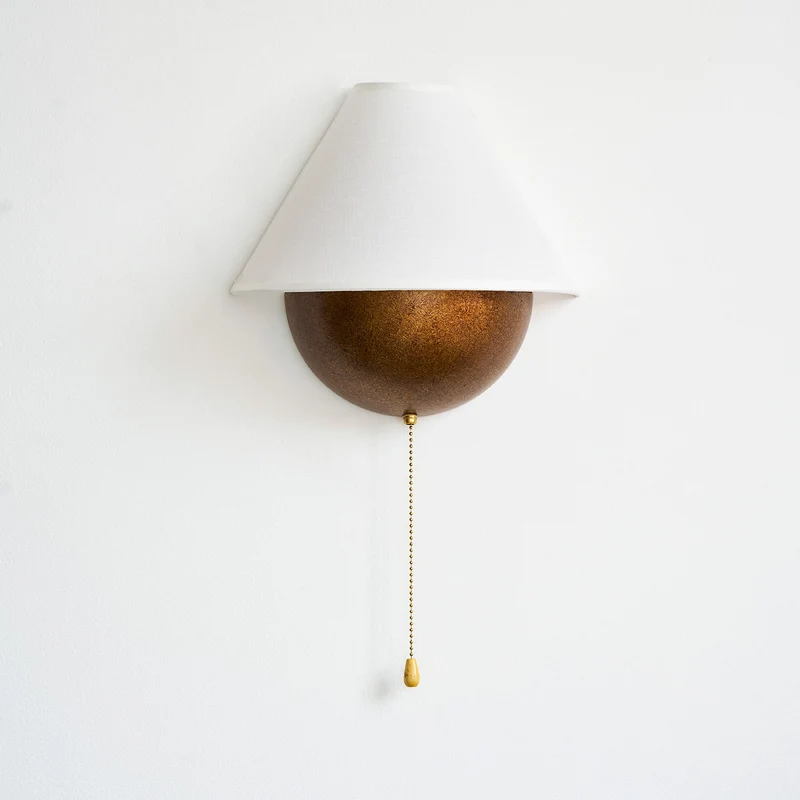 Wandlamp Half-Sphere met Stoffen Kap – Messing Trekschakelaar & Handbewerkt Ijzer voor Slaapkamer en Leeshoek | Sansoti