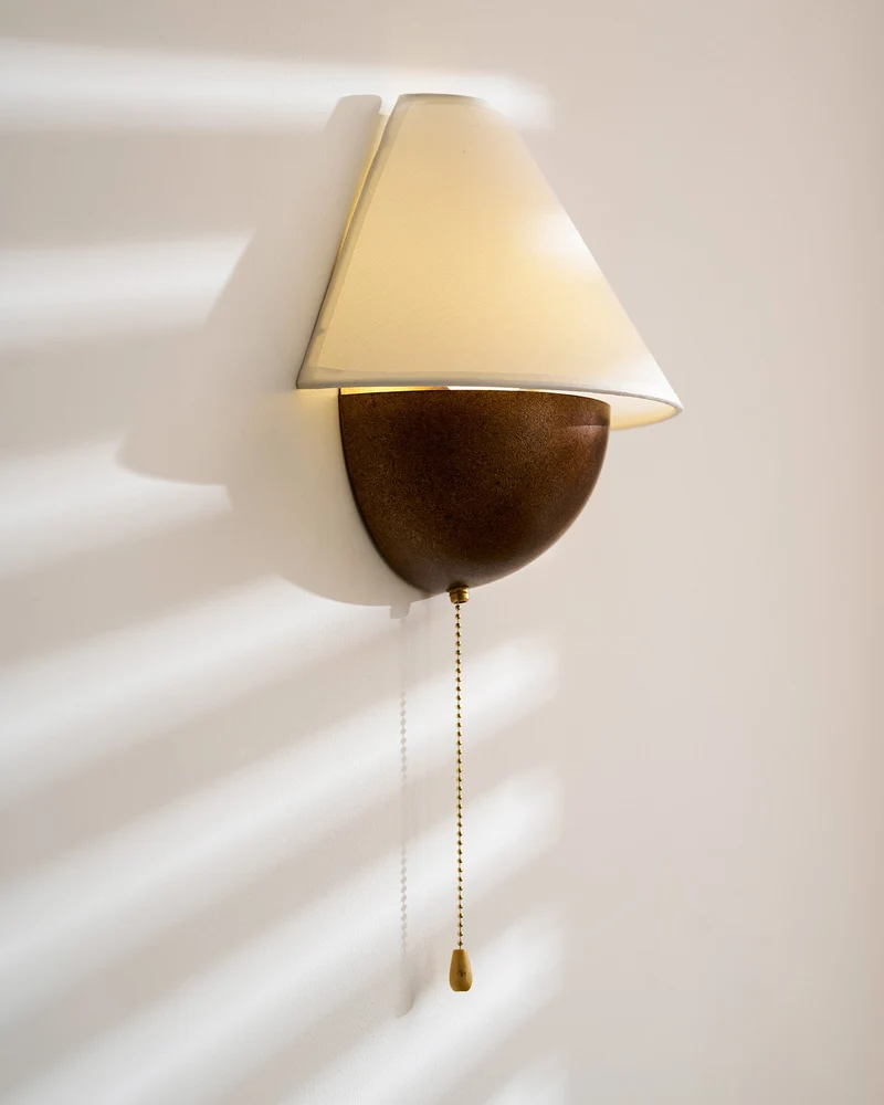 Wandlamp Half-Sphere met Stoffen Kap – Messing Trekschakelaar & Handbewerkt Ijzer voor Slaapkamer en Leeshoek | Sansoti