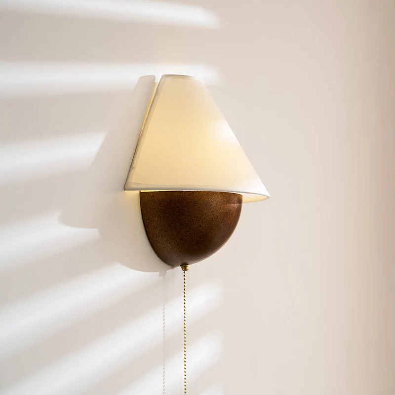 Wandlamp Half-Sphere met Stoffen Kap – Messing Trekschakelaar & Handbewerkt Ijzer voor Slaapkamer en Leeshoek | Sansoti