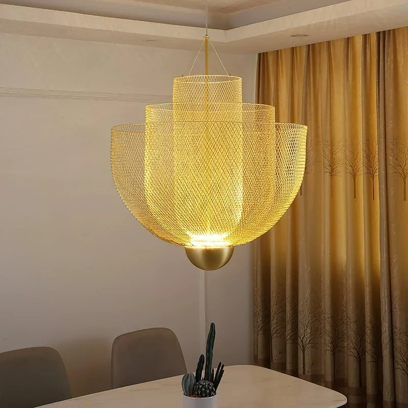 Geometrische Metalen Kroonluchter met Geïntegreerde LED en Messing Accenten – Drie Gelaagde Designlamp | Sansoti