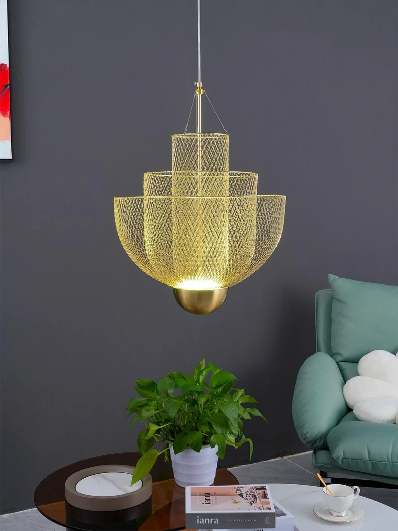 Geometrische Metalen Kroonluchter met Geïntegreerde LED en Messing Accenten – Drie Gelaagde Designlamp | Sansoti