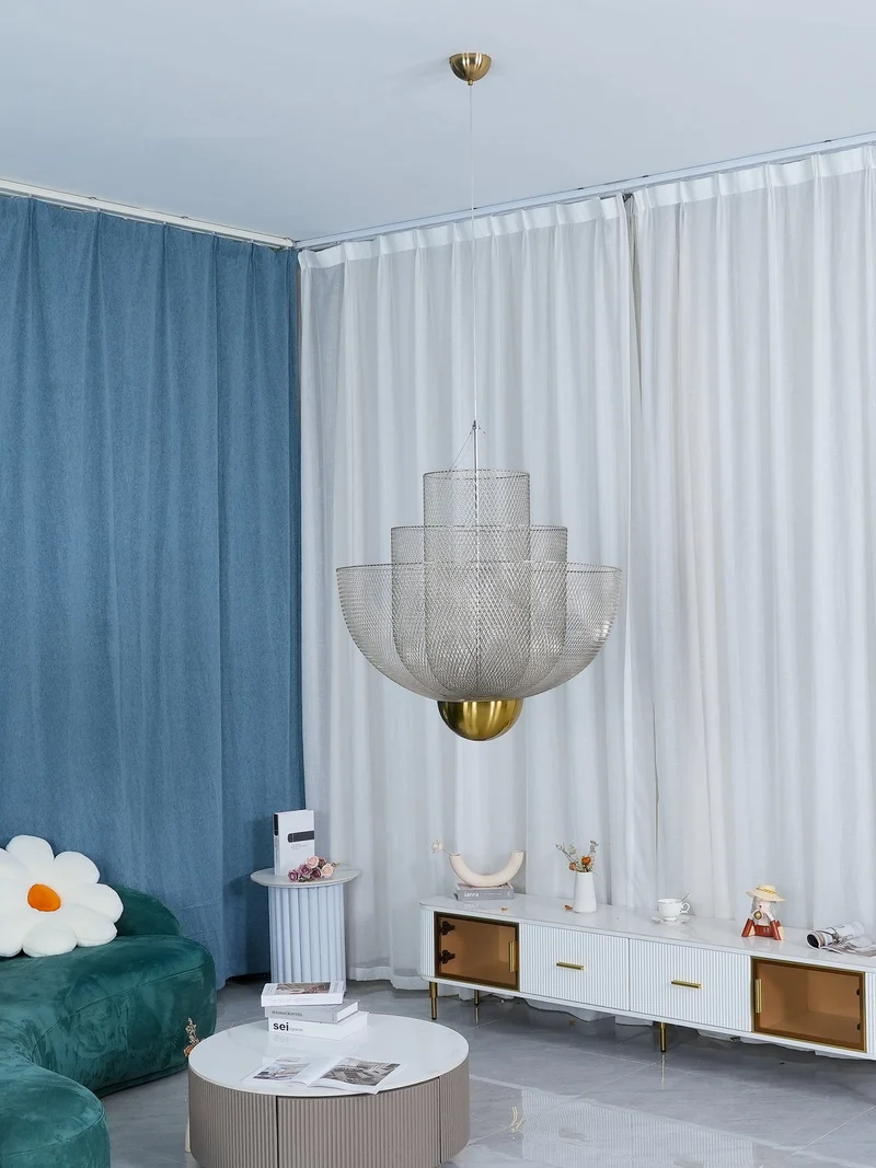 Geometrische Metalen Kroonluchter met Geïntegreerde LED en Messing Accenten – Drie Gelaagde Designlamp | Sansoti