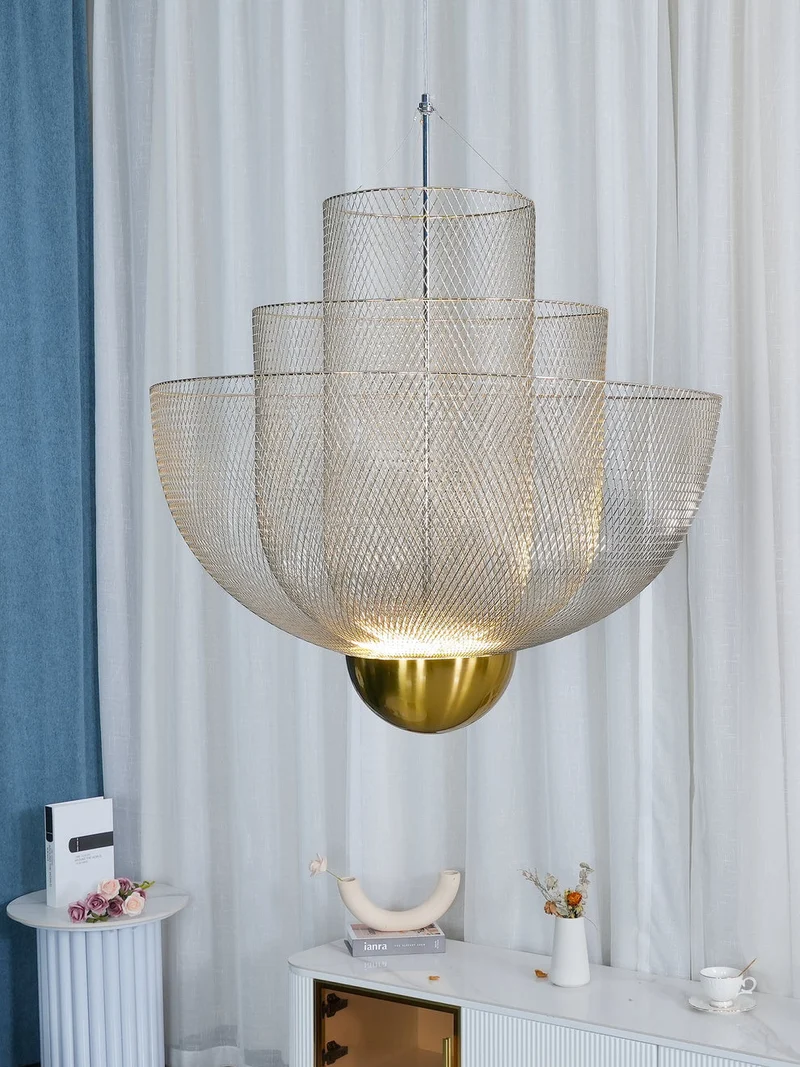Geometrische Metalen Kroonluchter met Geïntegreerde LED en Messing Accenten – Drie Gelaagde Designlamp | Sansoti