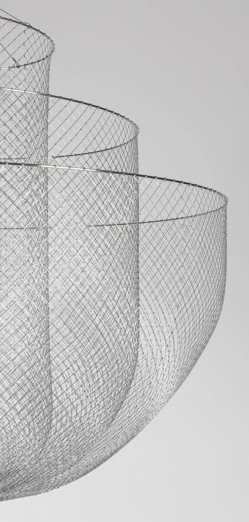 Geometrische Metalen Kroonluchter met Geïntegreerde LED en Messing Accenten – Drie Gelaagde Designlamp | Sansoti