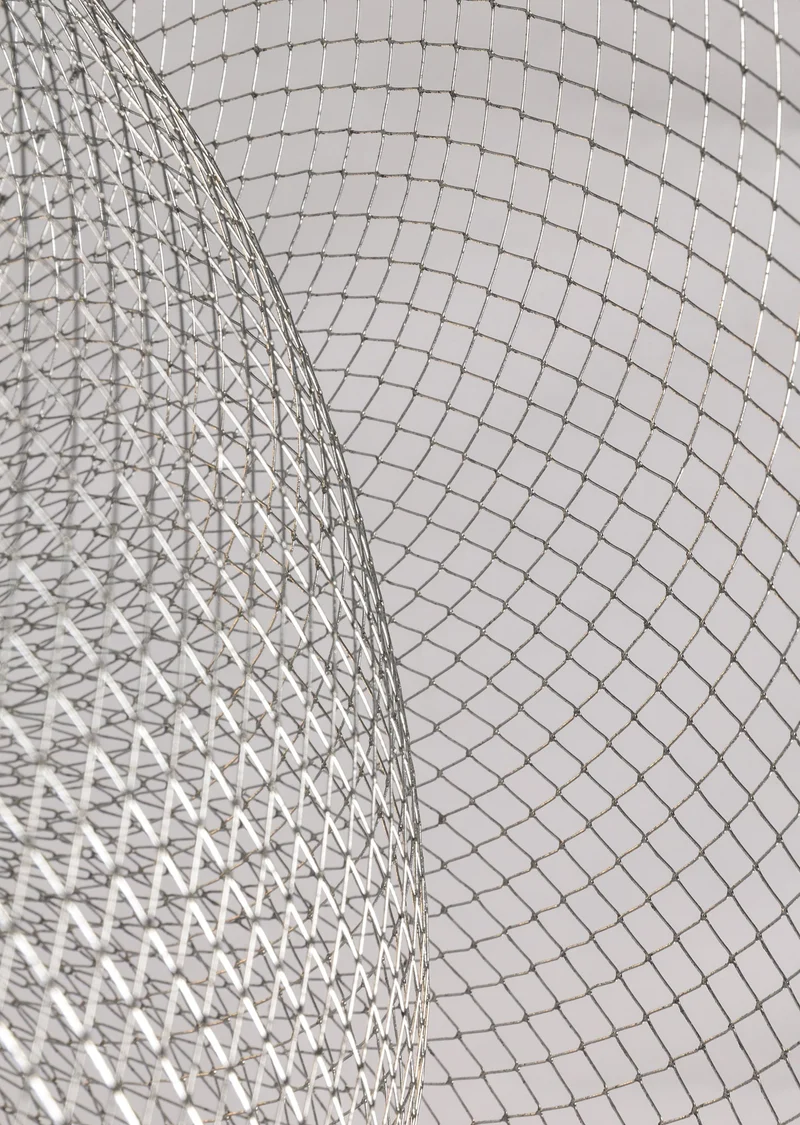 Geometrische Metalen Kroonluchter met Geïntegreerde LED en Messing Accenten – Drie Gelaagde Designlamp | Sansoti