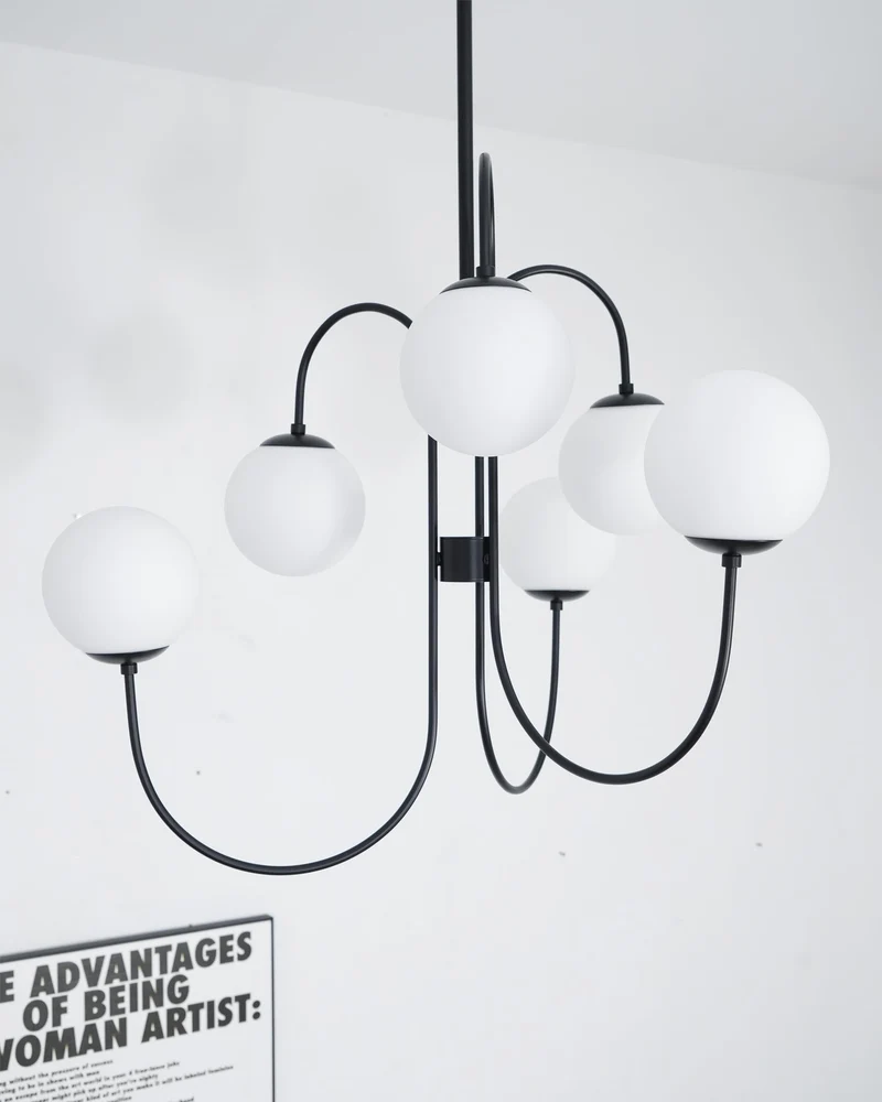 Zwanenhals Kroonluchter Ø76 cm – 8-Lichts Hanglamp met Glazen Bollen Goud/Zwart | Sansoti