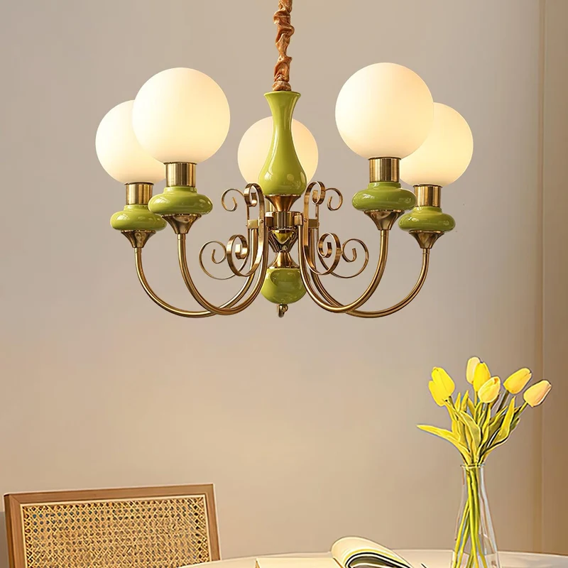 Kroonluchter met Groene Glazen Kappen en Gouden of Zwarte Afwerking – Luxe Hanglamp in 3, 5 of 8 Lichtpunten | Sansoti
