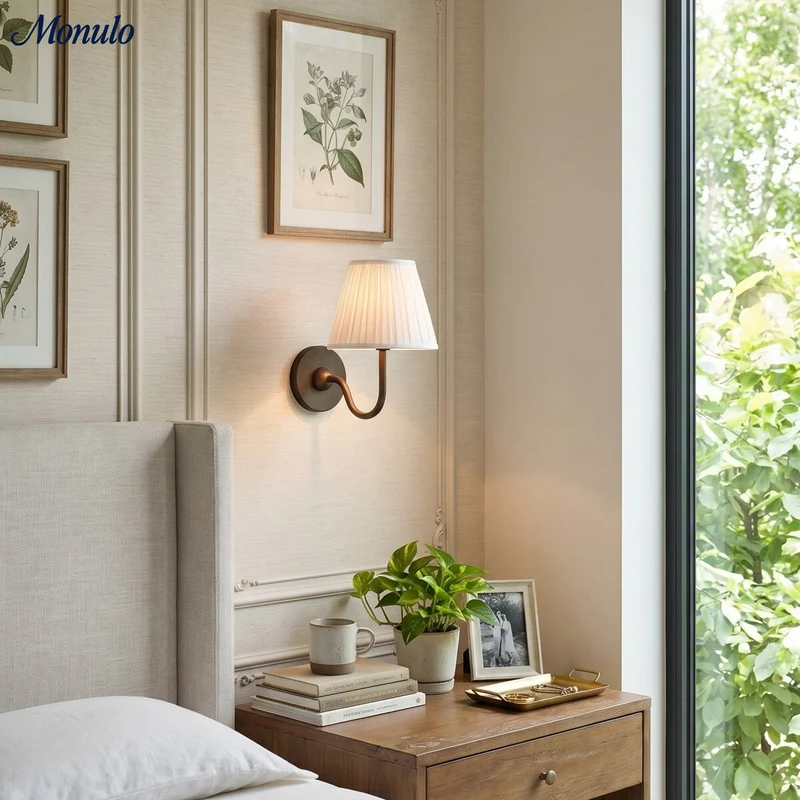 Wandlamp met Geplisseerde Stoffen Kap – Klassieke Verlichting voor Slaapkamer en Woonkamer | Sansoti