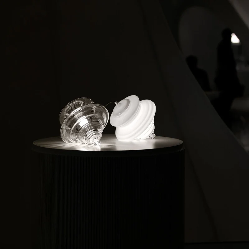 Hanglamp Geïnspireerd op Metropolitan Opera met Vloeiende Silhouet – Handgemaakt Glas in Transparant, Opaal of Amber – Verstelbare Draad 150 cm | Sansoti