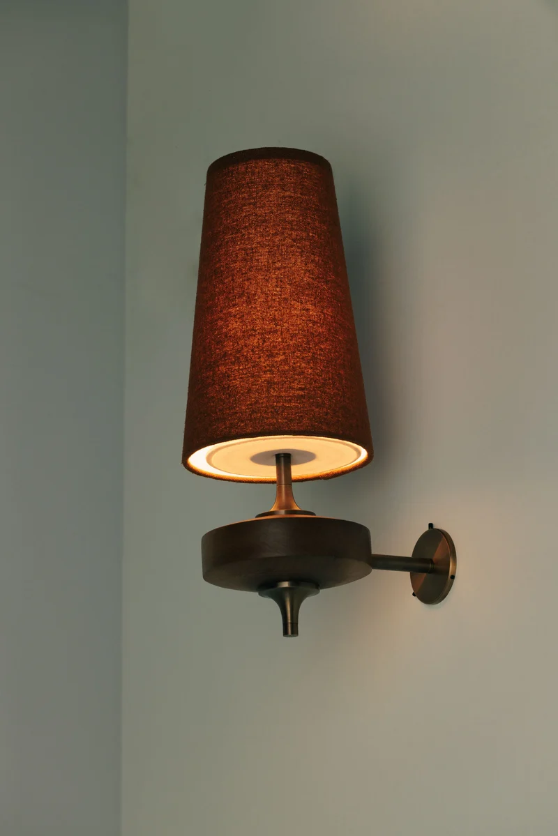 Vintage Wandlamp met Houten Arm en Stoffen Kap – Antiek Messing of Walnoot – E12/E14 Fitting | Sansoti