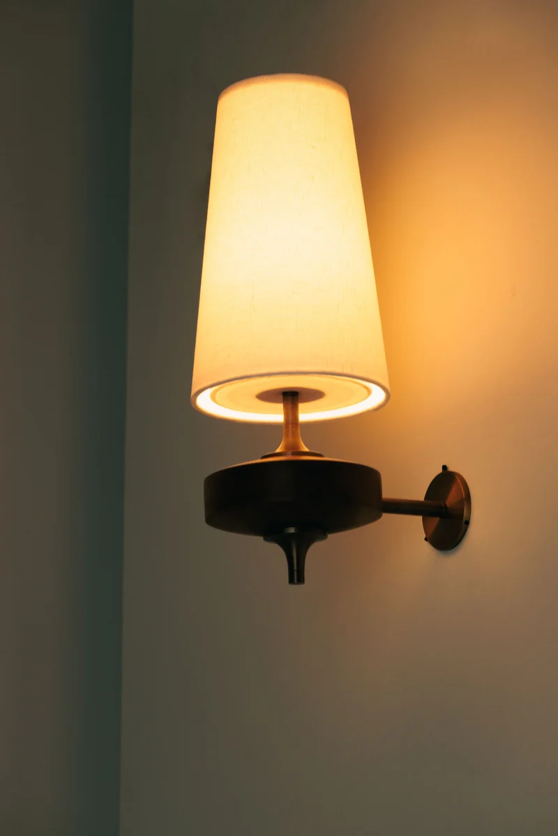 Vintage Wandlamp met Houten Arm en Stoffen Kap – Antiek Messing of Walnoot – E12/E14 Fitting | Sansoti