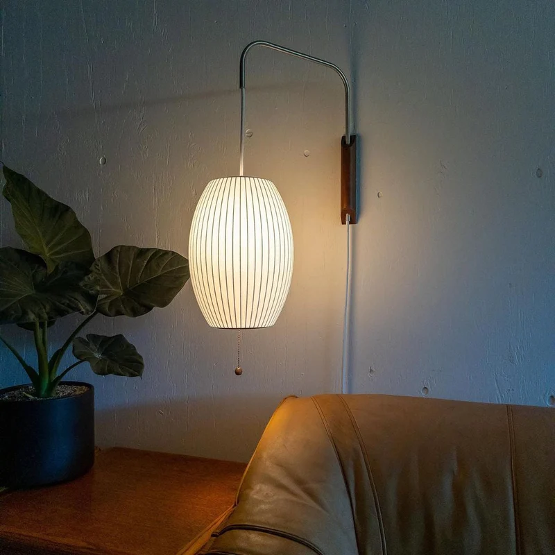Wandlamp met Scharnierende Kap - Plug-In - Verstelbare Lichtrichting - Scandinavisch Design - Walnoot Accent | Sansoti