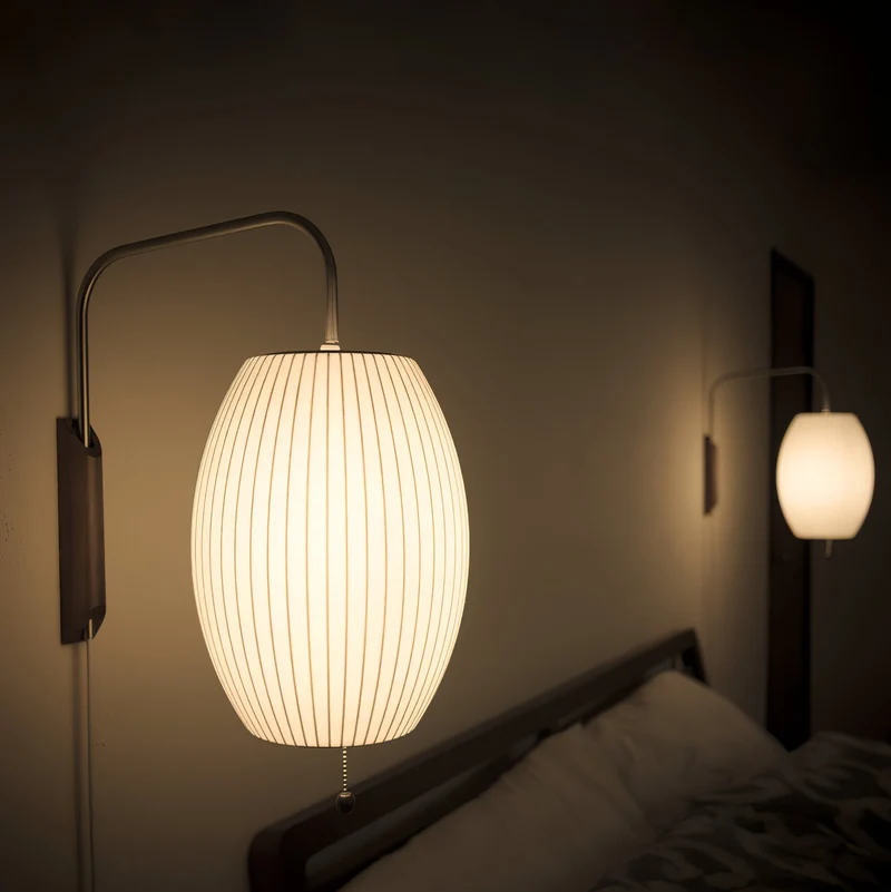 Wandlamp met Scharnierende Kap - Plug-In - Verstelbare Lichtrichting - Scandinavisch Design - Walnoot Accent | Sansoti