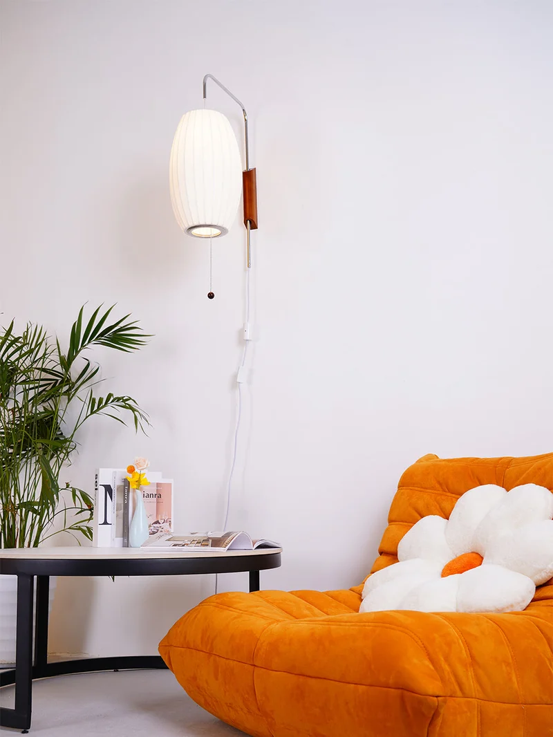 Wandlamp met Scharnierende Kap - Plug-In - Verstelbare Lichtrichting - Scandinavisch Design - Walnoot Accent | Sansoti