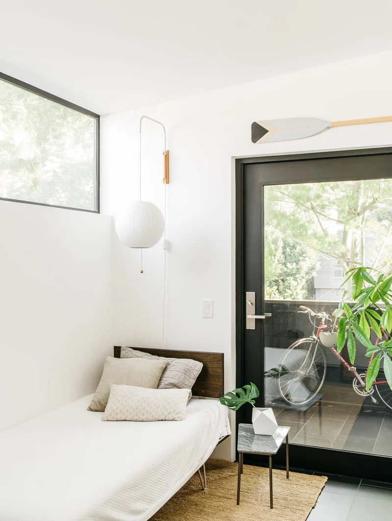 Wandlamp met Scharnierende Kap - Plug-In - Verstelbare Lichtrichting - Scandinavisch Design - Walnoot Accent | Sansoti