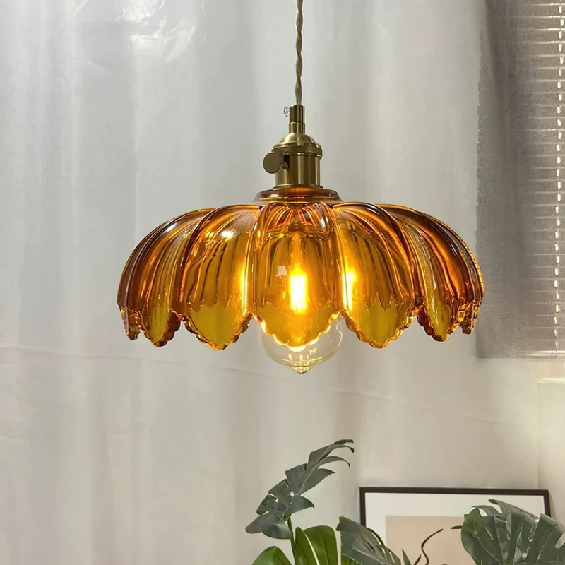 Retro Hanglamp met Bloembladkap en Messing Armatuur – Vintage Elegantie in Zes Glaskleuren – Enkele of Drievoudige Lichtpunten | Sansoti