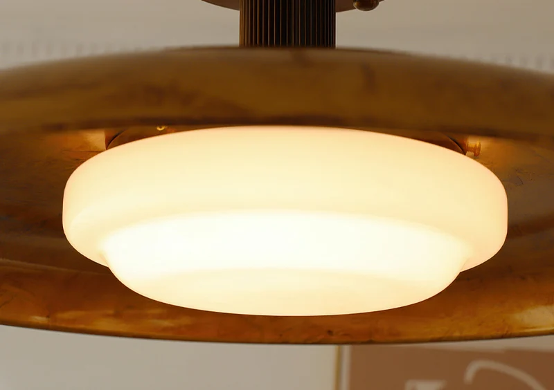 Plafondlamp met handgeblazen glazen kap en gestructureerde metalen rozet – warm sfeerlicht voor woonkamer, slaapkamer en entree | Sansoti