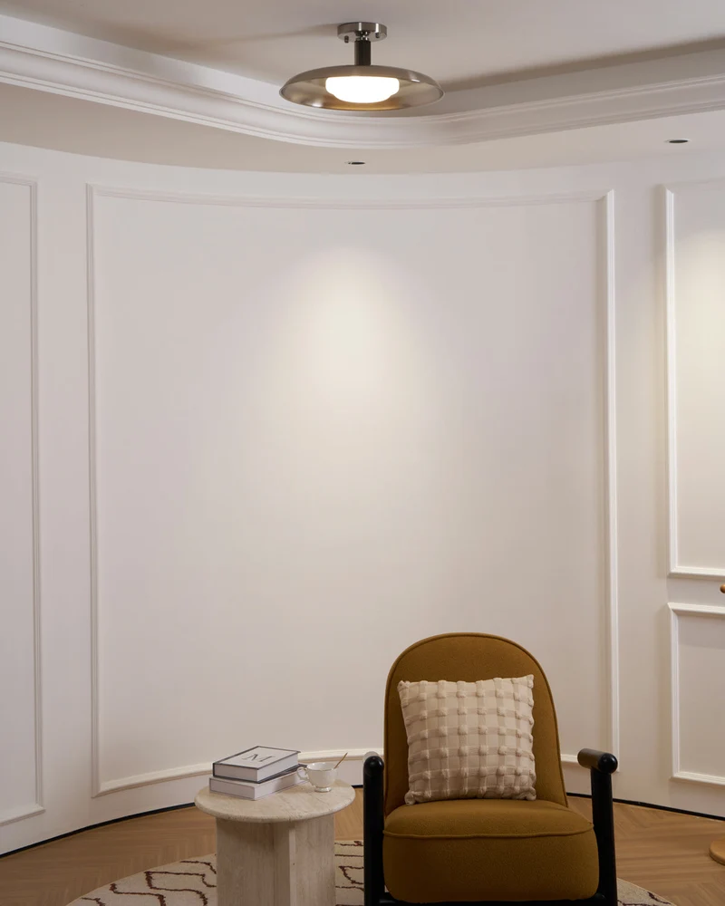 Plafondlamp met handgeblazen glazen kap en gestructureerde metalen rozet – warm sfeerlicht voor woonkamer, slaapkamer en entree | Sansoti
