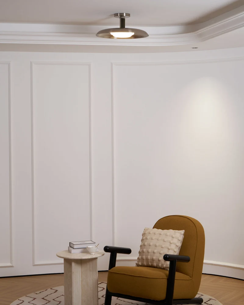 Plafondlamp met handgeblazen glazen kap en gestructureerde metalen rozet – warm sfeerlicht voor woonkamer, slaapkamer en entree | Sansoti
