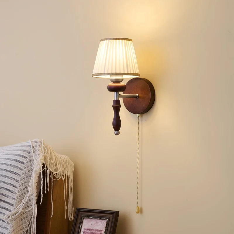 Vintage Wandlamp met Houten Arm en Stoffen Kap – Retro Verlichting met Trekschakelaar | Sansoti